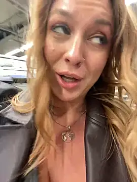 Snapshot of Sweet___Emily chatting on 01-02-25, 02:35 Sweet   Emily online show from 01-02-25, 02:35