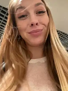 Snapshot of Sweet___Emily chatting on 02-13-25, 02:31 Sweet   Emily online show from 02-13-25, 02:31