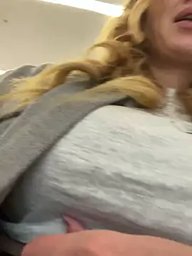 Snapshot of Sweet___Emily chatting on 09-18-25, 01:46 Sweet   Emily online show from 09-18-25, 01:46