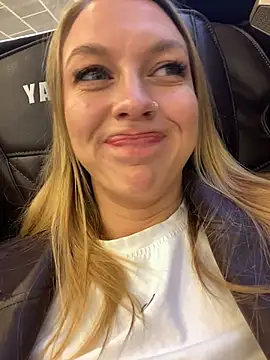 Snapshot of Sweet___Emily chatting on 10-17-25, 01:14 Sweet   Emily online show from 10-17-25, 01:14