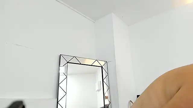 Snapshot of Juliabadlee chatting on 12-17-24, 11:49 Juliabadlee online show from 12-17-24, 11:49