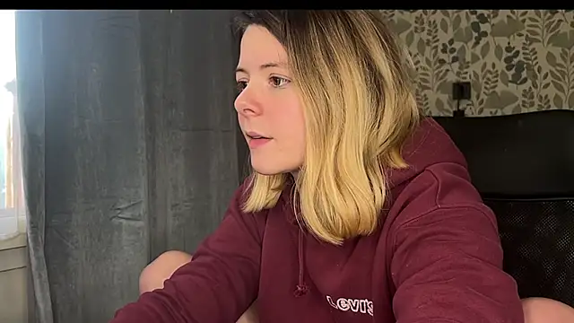 Snapshot of Nina_blain chatting on 02-03-25, 12:14 Nina blain online show from 02-03-25, 12:14