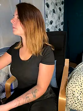 Snapshot of Nina_blain chatting on 09-11-25, 07:08 Nina blain online show from 09-11-25, 07:08