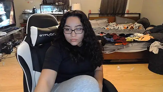 Elliewgfs online show from 12-15-24, 01:13