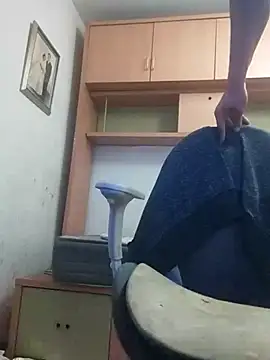 Snapshot of skrigul12 chatting on 11-15-25, 04:47 skrigul12 online show from 11-15-25, 04:47