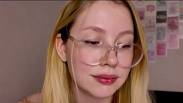 Snapshot of HoneyAudrey chatting on 12-05-25, 02:42 HoneyAudrey online show from 12-05-25, 02:42