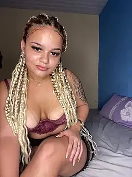 Snapshot of Lolacavalona chatting on 01-13-25, 11:49 Lolacavalona online show from 01-13-25, 11:49