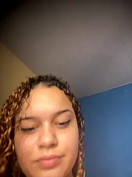 Snapshot of Lolacavalona chatting on 10-01-25, 06:03 Lolacavalona online show from 10-01-25, 06:03