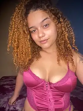 Snapshot of Lolacavalona chatting on 10-14-25, 12:00 Lolacavalona online show from 10-14-25, 12:00