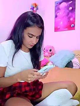 Snapshot of Leslly_ chatting on 12-12-24, 08:32 Leslly online show from 12-12-24, 08:32