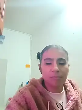 Snapshot of Leslly_ chatting on 02-15-25, 11:17 Leslly online show from 02-15-25, 11:17