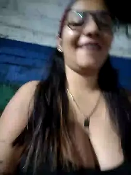 Snapshot of Sofythom1 chatting on 02-05-25, 01:04 Sofythom1 online show from 02-05-25, 01:04