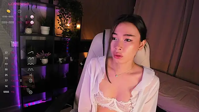 Snapshot of sensualily chatting on 10-04-25, 03:43 sensualily online show from 10-04-25, 03:43