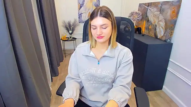 SelenaeMoore online show from 04-12-26, 03:44