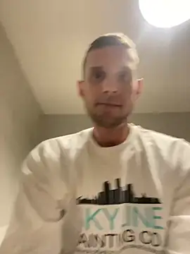 Snapshot of Camcam21 chatting on 03-08-25, 06:32 Camcam21 online show from 03-08-25, 06:32