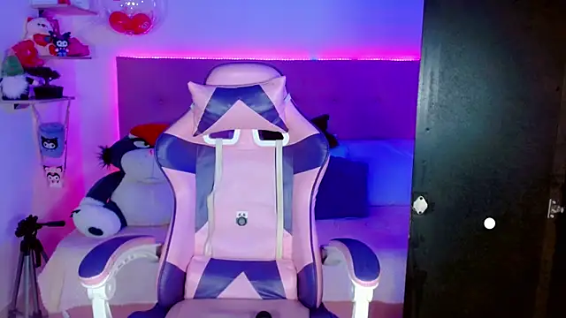 Snapshot of Kylie_brokee chatting on 12-17-24, 12:12 Kylie brokee online show from 12-17-24, 12:12