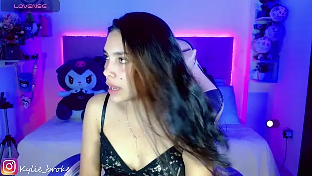 Snapshot of Kylie_brokee chatting on 12-28-24, 09:08 Kylie brokee online show from 12-28-24, 09:08