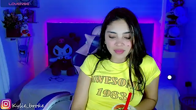 Snapshot of Kylie_brokee chatting on 12-31-24, 03:12 Kylie brokee online show from 12-31-24, 03:12