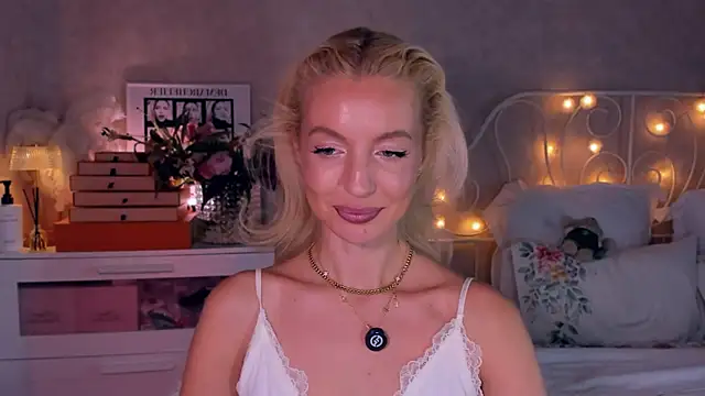 Snapshot of aestetick chatting on 05-19-26, 12:11 aestetick online show from 05-19-26, 12:11