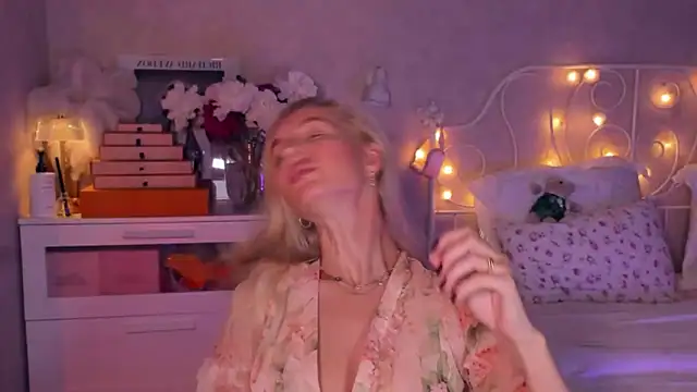 Snapshot of aestetick chatting on 06-16-26, 03:25 aestetick online show from 06-16-26, 03:25