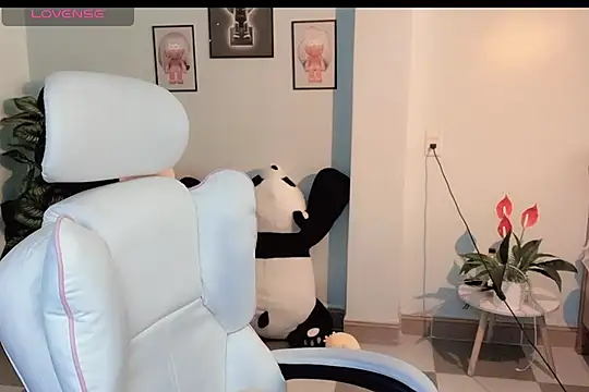 Snapshot of _Aimy_ chatting on 10-30-25, 05:09 Aimy online show from 10-30-25, 05:09