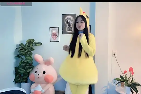 Snapshot of _Aimy_ chatting on 11-12-25, 05:30 Aimy online show from 11-12-25, 05:30