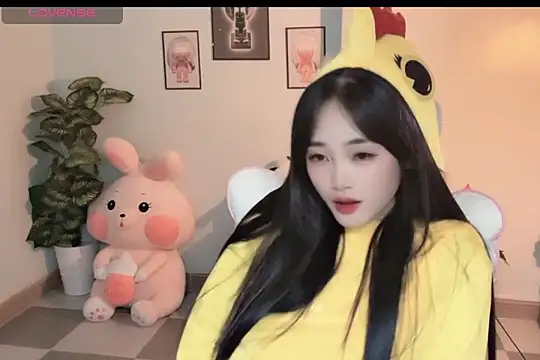 Snapshot of _Aimy_ chatting on 11-12-25, 05:35 Aimy online show from 11-12-25, 05:35