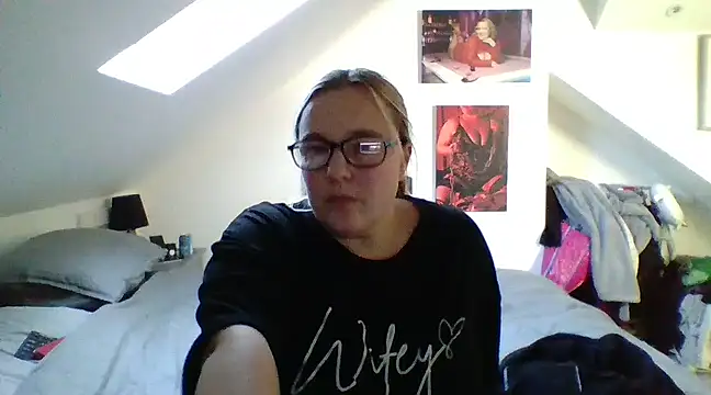 Snapshot of scrummymummy2 chatting on 12-19-24, 01:29 scrummymummy2 online show from 12-19-24, 01:29