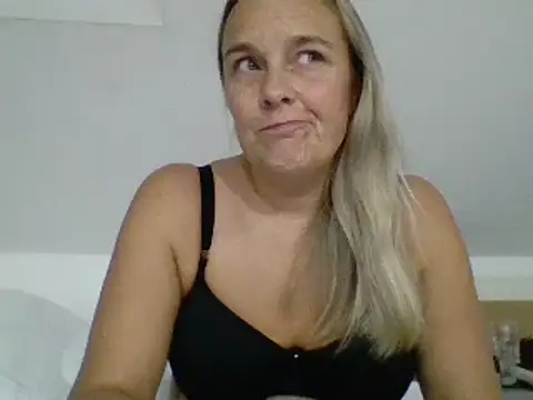 Snapshot of scrummymummy2 chatting on 11-23-25, 09:36 scrummymummy2 online show from 11-23-25, 09:36