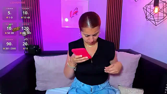 Nahiajhonson  online show from 03-12-26, 12:44