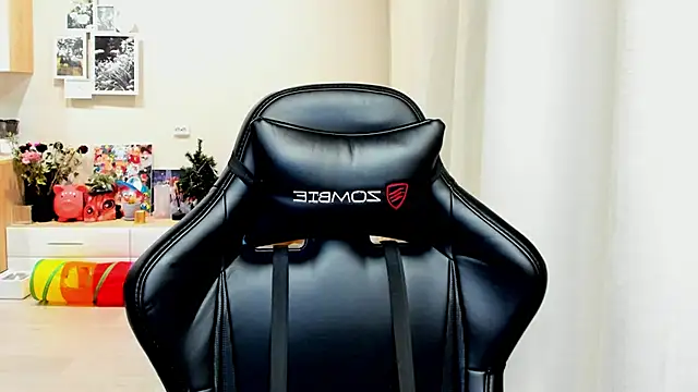 Snapshot of Sm0ly chatting on 10-27-25, 12:47 Sm0ly online show from 10-27-25, 12:47