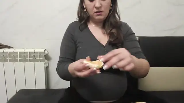 Snapshot of milfmomxx chatting on 01-11-25, 08:21 milfmomxx online show from 01-11-25, 08:21