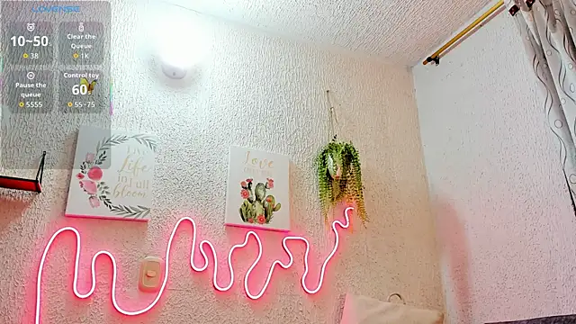 Snapshot of samanthaeliott22 chatting on 10-23-25, 01:49 samanthaeliott22 online show from 10-23-25, 01:49