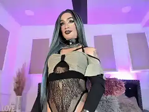 Snapshot of queen_satin chatting on 12-28-24, 12:13 queen satin online show from 12-28-24, 12:13