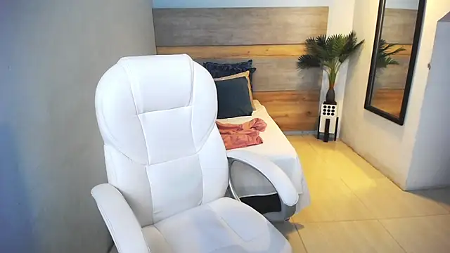 Snapshot of liseth_fox chatting on 12-20-24, 01:47 liseth fox online show from 12-20-24, 01:47