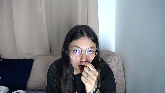 lessliee22  online show from 03-25-26, 06:08