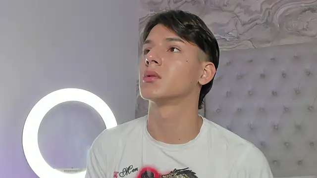 Snapshot of Kev_jenner chatting on 09-13-25, 07:46 Kev jenner online show from 09-13-25, 07:46