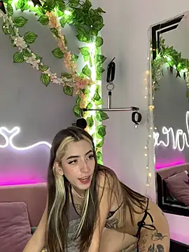 Snapshot of YouliteSllut2 chatting on 03-05-25, 06:01 YouliteSllut2 online show from 03-05-25, 06:01