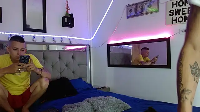 parejacaliente20154 online show from 02-22-25, 12:08