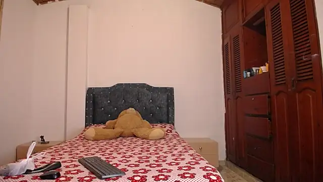 Snapshot of sofiamature01 chatting on 10-12-25, 04:28 sofiamature01 online show from 10-12-25, 04:28