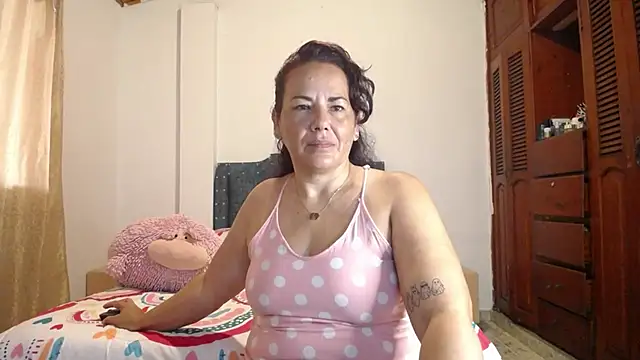 Snapshot of sofiamature01 chatting on 10-31-25, 04:08 sofiamature01 online show from 10-31-25, 04:08