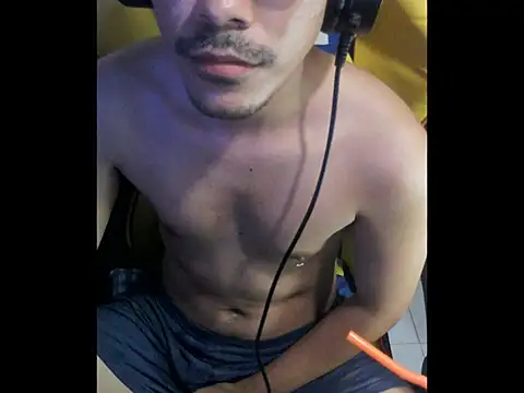 Snapshot of cloudyth1994 chatting on 11-06-25, 07:26 cloudyth1994 online show from 11-06-25, 07:26