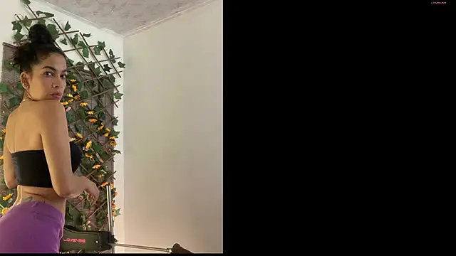 Snapshot of sara_smith45 chatting on 12-26-24, 08:00 sara smith45 online show from 12-26-24, 08:00