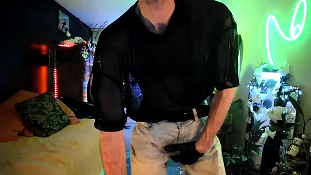 Snapshot of leatherz69 chatting on 12-19-24, 12:01 leatherz69 online show from 12-19-24, 12:01