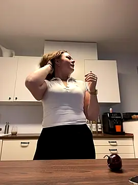 Snapshot of Fancy-Francy chatting on 11-25-25, 01:33 Fancy-Francy online show from 11-25-25, 01:33