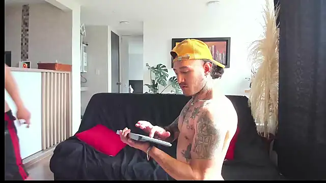 Snapshot of MARCELOANDLUCIAN chatting on 02-25-25, 09:24 MARCELOANDLUCIAN online show from 02-25-25, 09:24