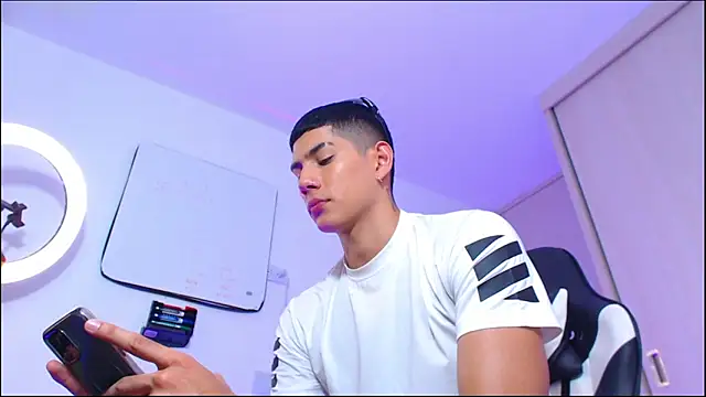 Snapshot of Valerio_20 chatting on 05-21-26, 10:17 Valerio 20 online show from 05-21-26, 10:17