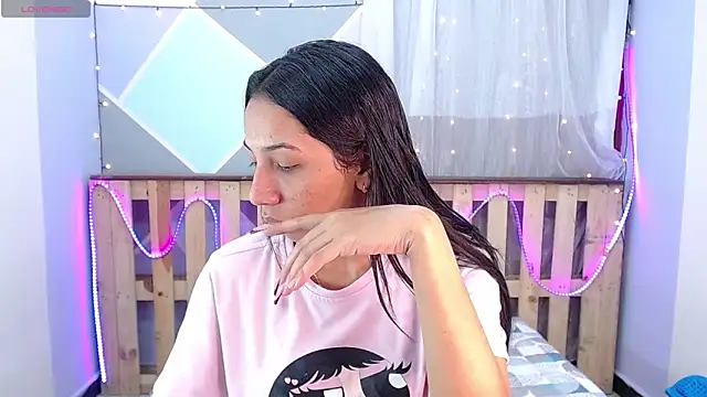 Snapshot of Lina10 chatting on 02-17-25, 06:37 Lina10 online show from 02-17-25, 06:37