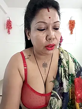 Snapshot of YOUR_LOVELY-40 chatting on 10-30-25, 04:25 YOUR LOVELY-40 online show from 10-30-25, 04:25