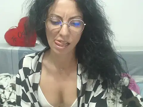 Snapshot of Emmatoo chatting on 05-24-26, 12:48 Emmatoo online show from 05-24-26, 12:48